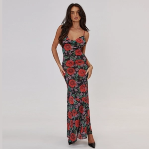 Détail de robe longue noire à imprimé floral de roses rouges et fleurs violettes