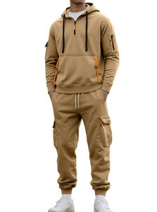 Dettagli della tuta in pile color kaki da uomo con tasche cargo e scollo a zip