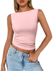 Dettaglio del top rosa senza maniche slim fit con scollo a barchetta e orlo a pieghe