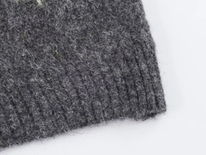 Vista macro della morbida trama in maglia a coste e delle fibre di tessuto grigio