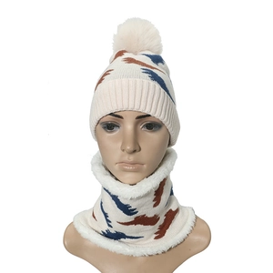 Winter-Set aus Strickmütze und Schal mit süßem Muster und warmem Kunstfellfutter
