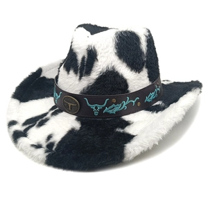 Détail du chapeau de cow-boy à motif vache avec tête de taureau verte et emblème