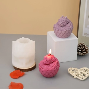 Detalle del molde de silicona de huevo de dragón y velas con texturas de escamas