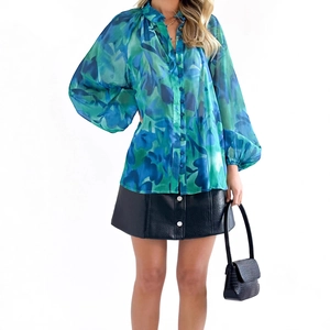 Chemisier à fleurs col en V pour femmes avec mini-jupe en cuir noir élégante
