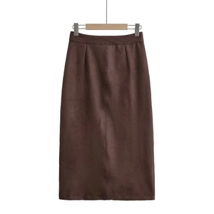 Détail de la jupe midi marron foncé en daim à taille haute avec fente sur fond blanc
