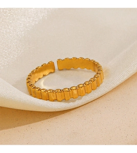 Détail macro de la bague en acier plaqué or 18K avec texture segmentée verticale