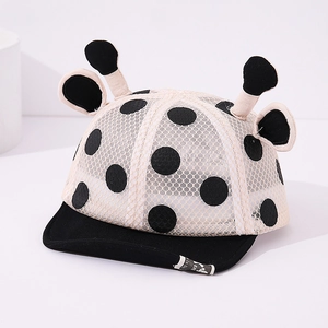 Détail d'un chapeau de soleil bébé avec filet, pois et oreilles de girafe mignonnes