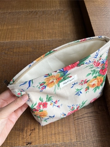 Detail einer floralen Canvas-Kosmetiktasche mit Reißverschluss und Simple Wish Label