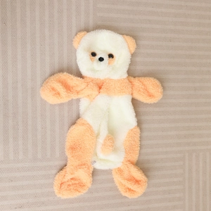 Détail d'une barboteuse ours en peluche orange et beige en polaire corail douce