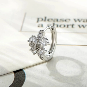 Boucle d'oreille papillon en argent avec zircons clairs pour un style minimaliste chic