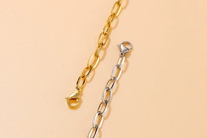 Detail von gold- und silbernen Edelstahl-Gliederketten mit Karabinerverschluss-Verbinder