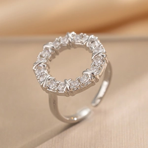 Anello aperto argentato con pietre di zircone trasparente dal design vintage chic