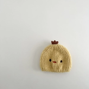 Detail der gelben Baby-Strickmütze mit niedlichem 3D-Küken-Design und weichem Plüschstoff