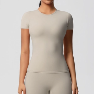 Détail d'un t-shirt de yoga ajusté montrant le col rond et le tissu mat élastique
