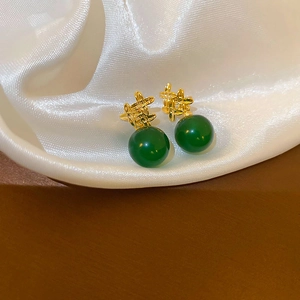 Vintage vergoldete Blumen-Ohrringe mit grünen Resin-Perlen im klassischen französischen Stil