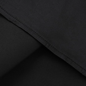 Detailaufnahme von schwarzem Spitzenstoff mit präzisen Nähten und feiner Texturqualität