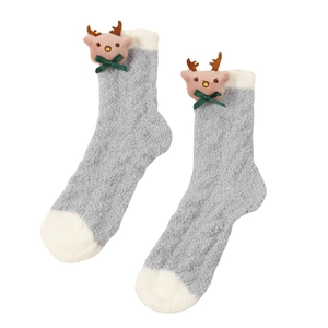 Plüschige graue Weihnachtssocken mit 3D-Rentierpuppe und weißem Fleece-Umschlag auf Weiß
