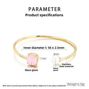 Dettaglio di un bracciale a C dorato con vetro rosa e perla bianca con misure tecniche