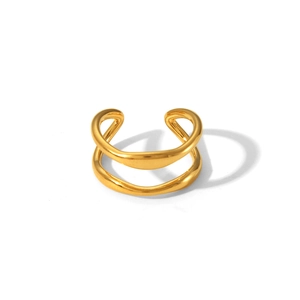 Detailansicht eines vergoldeten Edelstahlrings mit zweilagigem Design und Hochglanzpolitur