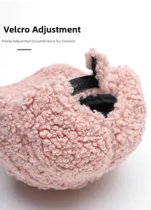 Vista macro dettagliata della chiusura in velcro regolabile su un cappello in pile rosa