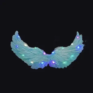 Dettaglio di ali di piuma blu luminose con LED colorati per spettacoli teatrali