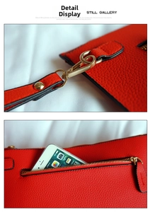 Detail van rode litchi-nerfleer clutch met gouden haak en ritsvak aan de achterkant