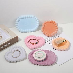 Macro-opname van pastelkleurige geometrische schalen voor sieraden en decoratie