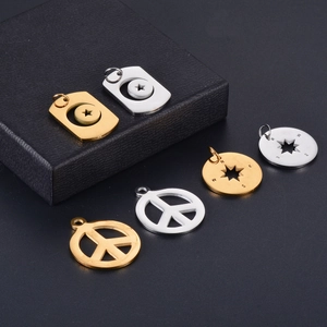 Pendentifs en acier poli miroir avec motifs étoile, boussole et signe de la paix