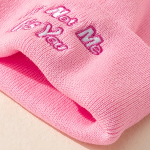 Détail de la broderie Not Me Its You sur le bonnet en maille rose pour femmes