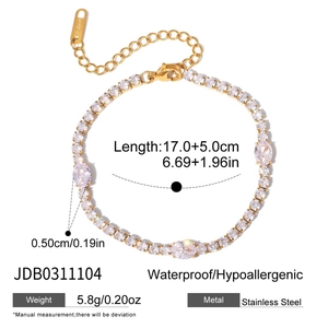 Detailansicht eines 18K vergoldeten Tennisarmbands mit weißen Zirkonia-Anhängern