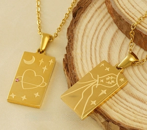 Detailansicht der 18K vergoldeten Tarot-Halsketten mit Stern, Mond und rosa Schmuckstein