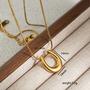 Detailansicht des U-förmigen Hufeisen-Anhängers mit Maßen 16x14mm in Gold-Finish