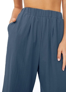 Détail de la taille haute élastique et texture du lin bleu marine sur le pantalon