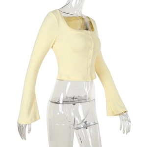 Dettaglio ravvicinato del cardigan in maglia giallo chiaro con trama a costine verticali