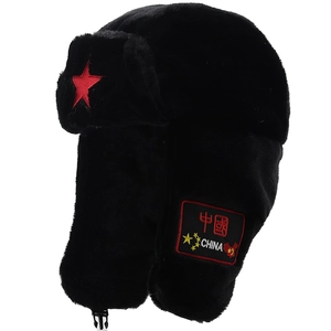 Détail du bonnet d'hiver avec fourrure synthétique et étoile rouge brodée sur le devant