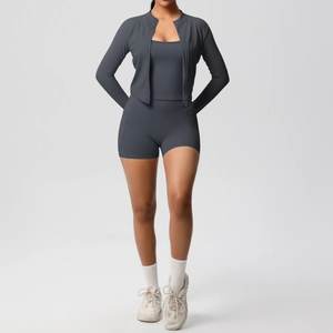Ensemble de yoga gris foncé 3 pièces avec veste zippée, brassière et short à poches