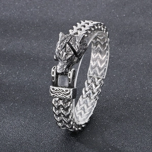 Dettaglio ravvicinato di un bracciale in acciaio inossidabile 304 con testa di lupo