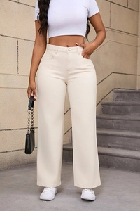 Détail d'un jean blanc crème à taille haute et jambes larges en denim pour femmes