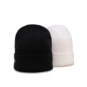 Bonnet en maille NYC1987 classique en noir et blanc avec un revers élégant et doux