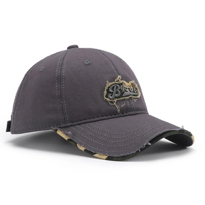 Gewaschene dunkelgraue Distressed-Baseballkappe mit Black-Stickerei und Camo-Detail