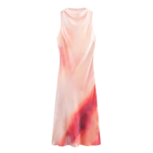Vestido midi de satén sin mangas con degradado rosa artístico sobre fondo blanco