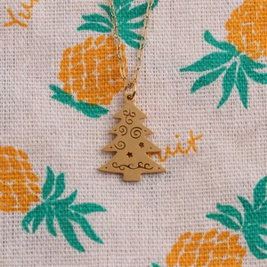 Collier en acier inoxydable doré avec un pendentif en forme de sapin de Noël sculpté
