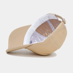 Classic khaki embroidered baseball cap in 100% cotton with adjustable metal buckle