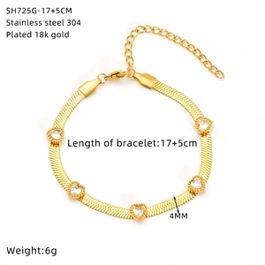 Détail du bracelet cœur en zircons plaqué or 18k avec chaîne en acier inoxydable réglable