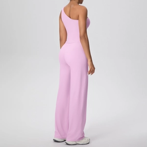 Vue latérale de l'ensemble yoga haut asymétrique rose pâle et pantalon large