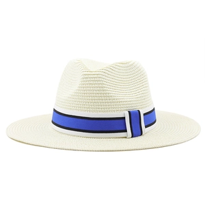 Détail d'un chapeau de paille de style Panama avec ruban rayé et texture tissée