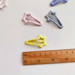 Barrettes en métal en forme d'étoile rose, violette et jaune avec règle de mesure