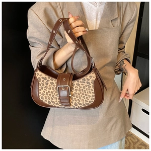 Détail du sac léopard avec patchwork en cuir marron et bandoulière à boucle réglable