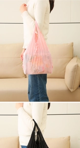 Detail of pink and black pleated bubble tote bag showing large capacity shoulder wear style