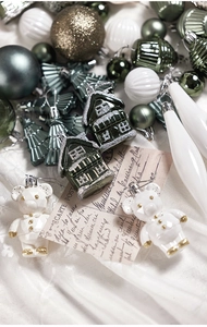 Dettaglio di casa glitterata, orso bianco e albero verde in un set regalo di addobbi natalizi